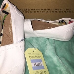 BRAND NEW WHITE TOMS